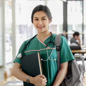 Pflegekraft Azubi Pflegeschule Pfleger Foto iStock BongkarnThanyakij